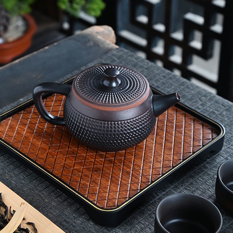 經典傳承・匠心打造｜【大師純手工紫陶鳳鳴壺】復古跳刀紋漢瓦壺（一壺兩杯）・黃金大容量300cc + 球孔過濾，鳴音設計顯格調